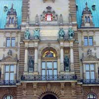 Das Hauptportal des Hamburger Rathauses. Hier finden wichtige Empfänge statt und hier tagt der Hamburger Senat. Die meisten Dienststellen sind dezentral in den Bezirksämtern untergebracht.