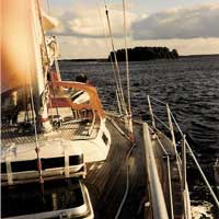 Wir übersetzen auch Ihren Segelschein, damit Sie schon in diesem Sommer auf der Elbe segeln können.
